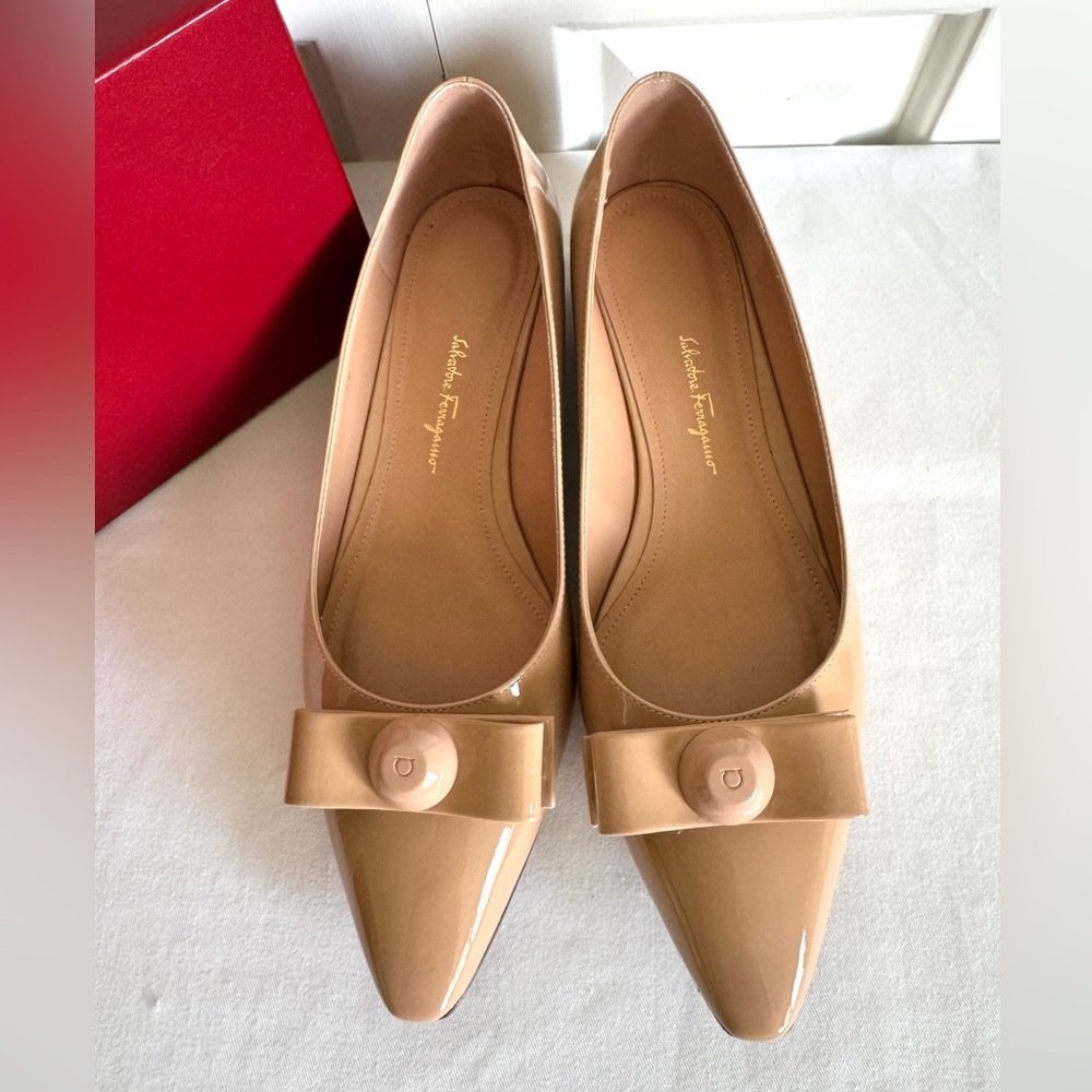 SALVATORE FERRAGAMO Beige Patent Leather Pumps 8.5 Mint